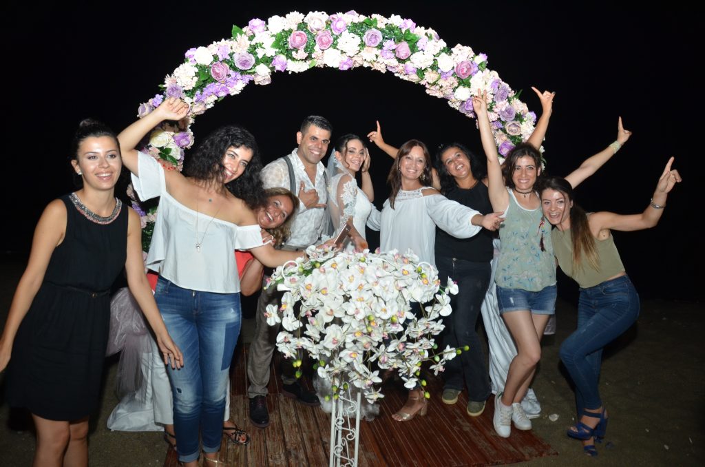 Düğünlerini sahilde yaptılar
