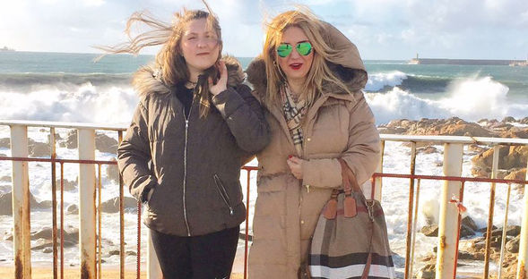 Arzu Özal ve kızı Arzu Özal ve kızı