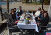 Benjamin Isaacie ve dostları da En Vie Beach'teydi.