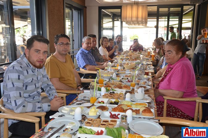 Erkan Cebeci huzurevi sakinlerini kahvaltıda ağırladı