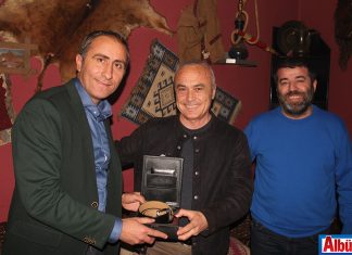 Alanya Asayiş Büro Amiri İsa Arı, Derviş Gündoğdu'ya kemer hediye etti.