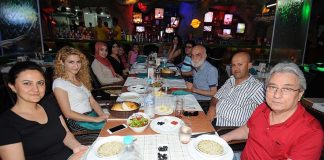 Alanya Sokak Tiyatrosu ekibi ve katılımcılar Albüm'e poz verdi.
