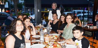 Rukiye Okşar ve arkadaşları iftarı Deli Kasap'ta yaptı