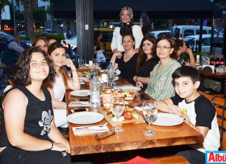 Rukiye Okşar ve arkadaşları iftarı Deli Kasap'ta yaptı