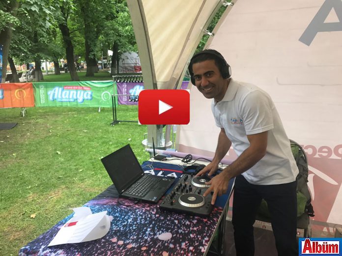 Moskova'nın en büyük parkı Krasnaya Presnya'da düzenlenen Türk Festivali'nde 'Silent Disco' uygulaması Rusların beğenisini topladı. Moskova'nın en büyük parkı Krasnaya Presnya'da düzenlenen Türk Festivali'nde 'Silent Disco' uygulaması Rusların beğenisini topladı.