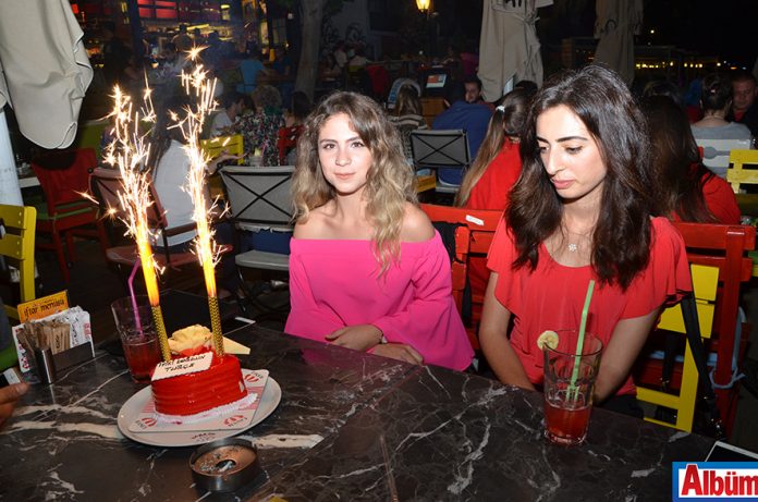 Tuğçe Açıkalınlı, yeni yaşını dostlarıyla Leman Kültür'de kutladı Tuğçe Açıkalınlı, yeni yaşını dostlarıyla Leman Kültür'de kutladı