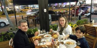 Veteriner Hekim Meltem Arslan, doğum gününü eşi Mustafa Arslan ve oğlu ile birlikte Deli Kasap'ta kutladı.