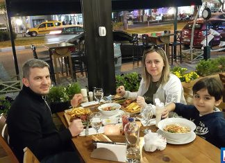 Veteriner Hekim Meltem Arslan, doğum gününü eşi Mustafa Arslan ve oğlu ile birlikte Deli Kasap'ta kutladı.