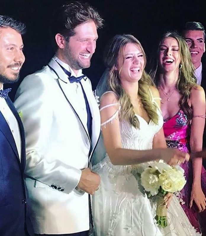 Gizem Karaca düğününde gülme krizine girdi. Gizem Karaca düğününde gülme krizine girdi.