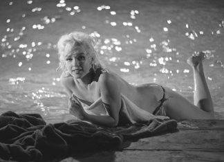 Sinema tarihinin efsane güzeli Marilyn Monroe'nun havuz başı pozları açık artırmayla satılacak.