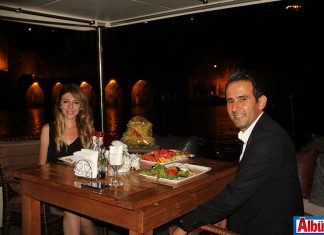Mustafa Yüzen, eşi Merve Yüzen ile evliliklerinin birinci yıl dönümüne özel romantik kutlama organize etti.
