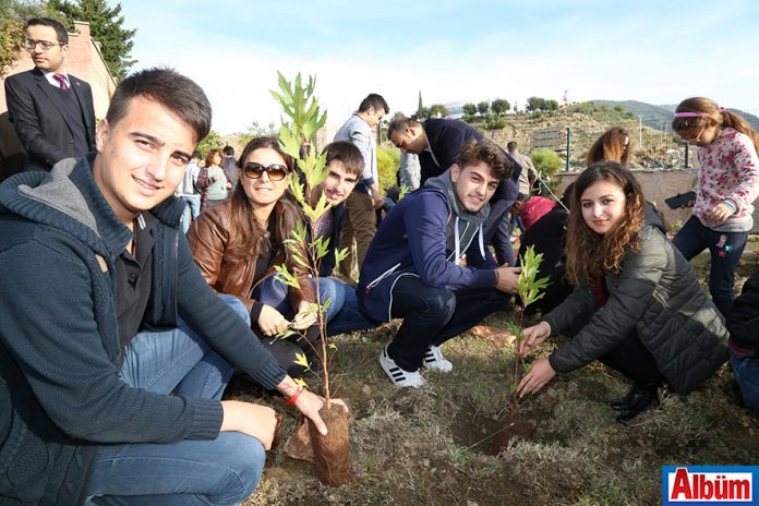 10 Kasım Atatürk’ü Anma Günü kapsamında ALKÜ’lü öğrenciler Atatürk’ün anısına 300 fidan dikti. 10 Kasım Atatürk’ü Anma Günü kapsamında ALKÜ’lü öğrenciler Atatürk’ün anısına 300 fidan dikti.