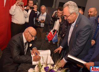 Hüseyin Baba, AK Parti Antalya Milletvekili İbrahim Aydın için kitabını imzaladı.