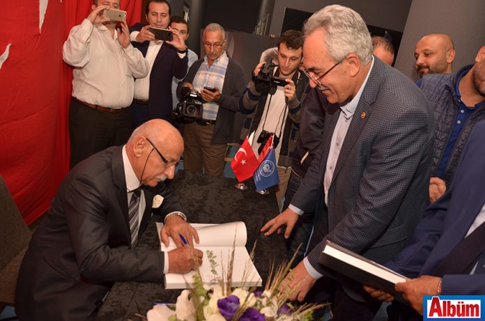Hüseyin Baba, AK Parti Antalya Milletvekili İbrahim Aydın için kitabını imzaladı. Hüseyin Baba, AK Parti Antalya Milletvekili İbrahim Aydın için kitabını imzaladı.