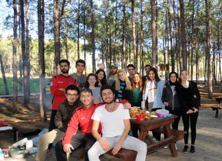 Sezonu 'Şiir Gecesi'yle açan Alanya Sokak Tiyatrosu Grubu, geleneksel olarak düzenledikleri piknik etkinliğinde stres attı.