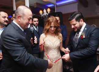Nişan yüzüklerini Bakan Çavuşoğlu taktı