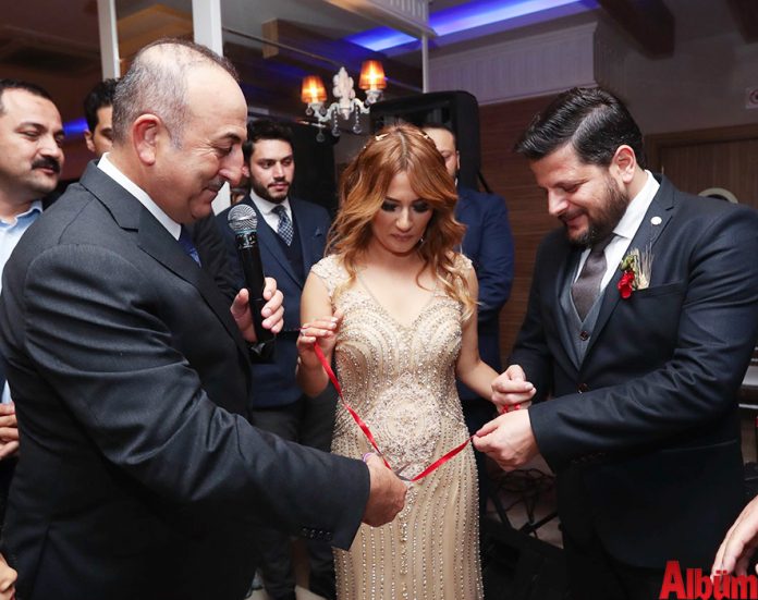 Nişan yüzüklerini Bakan Çavuşoğlu taktı Nişan yüzüklerini Bakan Çavuşoğlu taktı