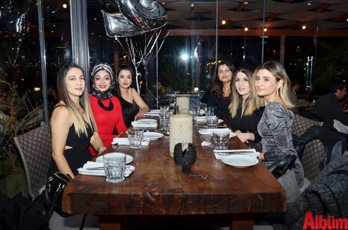 En Vie'de keyifli bir akşam geçirdiler En Vie'de keyifli bir akşam geçirdiler