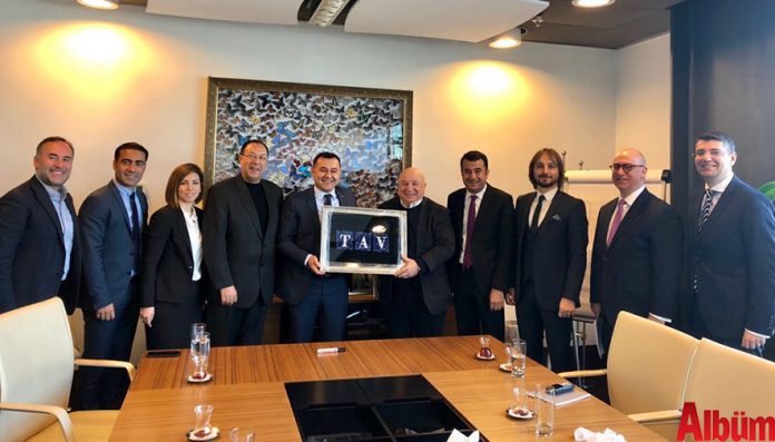 Bu yıl 22'ncisi gerçekleştirilen EMITT Fuarı'na katılmak üzere İstanbul'da bulunan Alanya Belediye Başkanı ve ALTAV Başkanı Yücel, TAV ve THY yetkilileriyle bir araya gelerek Gazipaşa Havalimanı'nın durumunu konuştu. Bu yıl 22'ncisi gerçekleştirilen EMITT Fuarı'na katılmak üzere İstanbul'da bulunan Alanya Belediye Başkanı ve ALTAV Başkanı Yücel, TAV ve THY yetkilileriyle bir araya gelerek Gazipaşa Havalimanı'nın durumunu konuştu.