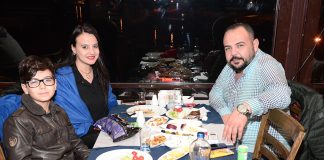 Ali Yıldız ve ailesi iskele manzarasında keyifli bir akşam geçirdi.