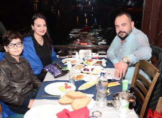Ali Yıldız ve ailesi iskele manzarasında keyifli bir akşam geçirdi.