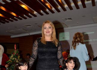 Ayşegül Kaya ikiz öğrencileriyle birlikte poz verdi.