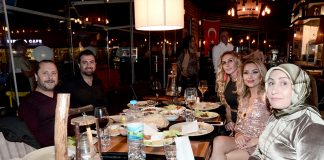 Mezze Grill Ocakbaşı Restoran sahibi Mesna Yüzalan, eşi Derman Yüzalan ve dostları yeni yıla birlikte girdiler.