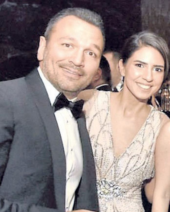 İşte Ali Sunal'ın aşkının ilk fotoğrafı Bu yaz evlenmeye hazırlanan Ali Sunal, avukat sevgilisiyle birlikte özel bir davete katıldı. İkili, gecede çektirdikleri fotoğrafla aşklarını dosta düşmana ilan etti.