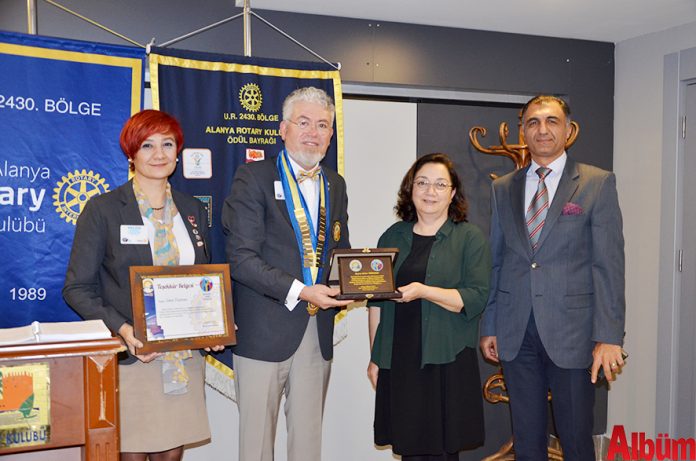 Rotaryanlar Kaptan Otel'deydi 'Alanya Rotary Kulübü Meslek Başarı Ödülü' meslek ahlakı çerçevesinde yapmış olduğu başarılı çalışmalardan dolayı Alanya Arkeoloji Müzesi Müdürü Seher Türkmen'e verildi.