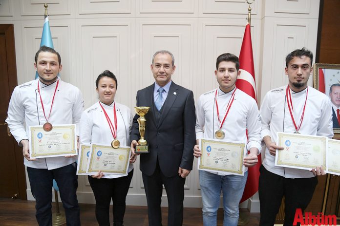 Alanya’ya birincilik kupasıyla döndüler Alanya Alaaddin Keykubat Üniversitesi (ALKÜ) Aşçılık Takımı 1. Çorum Aşçılar ve Pastacılar Şampiyonası’ndan birincilik kupasıyla döndü.