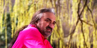 Sanatçı Volkan Konak'ın sahne aldığı bir mekanda "Sen vatan hainisin" dediği birisi tarafından silahlı saldırıya uğradığı iddia edildi.