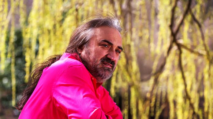 Volkan Konak'ın sahne aldığı mekanda silahlar konuştu Sanatçı Volkan Konak'ın sahne aldığı bir mekanda