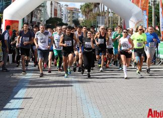 'Atatürk’e Koşalım, Atatürk’le Koşalım' sloganı ile düzenlenen 18. Alanya Atatürk Yarı Maratonu ve Alanya Halk Koşusu 387 kişinin katılımı ile gerçekleştirildi. Yarışın ilk startını Alanya Belediye Başkanı Adem Murat Yücel verdi.
