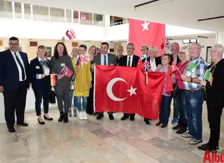 Alanya Yabancılar Meclisi'nin aylık olağan toplantısı gerçekleştirildi. Alanya Belediye Encümen Toplantı Salonu'ndaki toplantıya üyeler Türk ve kendi ülkelerinin bayraklarıyla katılarak Suriye'deki Zeytin Dalı Operasyonu'nda Türkiye'nin yanında oldukları mesajını verdi.