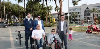 Engelsiz şehir Alanya'da engeller kalkmaya devam ediyor. Daha önce de engelliler için çalışmalar yapan Ta-Ya İnşaat sahibi Tamer Yalçın, 'Hand-Bike' adlı aracın üretimi için kolları sıvadı. Hükümet Meydanı'ndaki Atatürk Anıtı önündeki aracın tanıtımına Alanya Kaymakam Vekili Nurullah Kaya, Alanya Belediye Başkan Yardımcısı Nazmi Yüksel, Alanya Belediyesi Sosyal Yardım İşleri Müdürü Bilal Nurgül katıldılar.