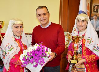 Antalya’da düzenlenen yarışmada ikinci olan Arıkan Yılmaz Dim Mesleki ve Teknik Anadolu Lisesi Folklor Ekibi Antalya Büyükşehir Belediyesi Alanya Koordinatörü Hüseyin Güney’i ziyaret etti.