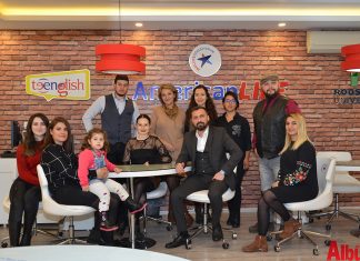 American Life Kurucu Müdürü Seher Sezer Ar, Doğuş Ar ve kurumun öğretmenleri Albüm için poz verdi.