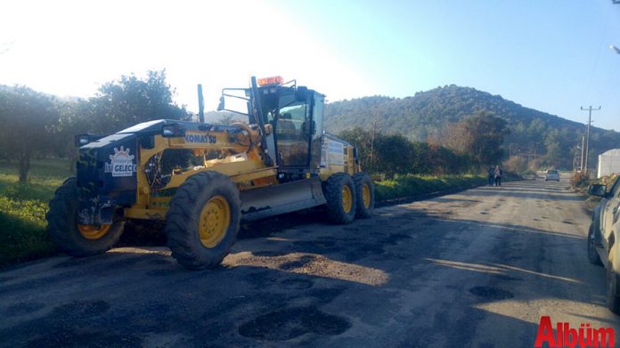 Antalya Büyükşehir Belediyesi Alanya Kırsal alan ekipleri, geçtiğimiz hafta etkili olan şiddetli yağış ve fırtına sonrası, heyelan ve çökme sonucu bozulan ve çukurlar meydana gelen kırsal mahallelerin grup yollarında bakım ve onarım çalışmalarını aralıksız sürdürüyor. Antalya Büyükşehir Belediyesi Alanya Kırsal alan ekipleri, geçtiğimiz hafta etkili olan şiddetli yağış ve fırtına sonrası, heyelan ve çökme sonucu bozulan ve çukurlar meydana gelen kırsal mahallelerin grup yollarında bakım ve onarım çalışmalarını aralıksız sürdürüyor.