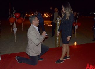 Alanya Toptancı Hali’nde bulunan 43 numaralı komisyoncu Hilmi Metin, beraber olduğu kız arkadaşı Hijyen Temizlik ‘in Sahibi Funda Karadaş’a sürpriz bir evlilik teklifinde bulundu.