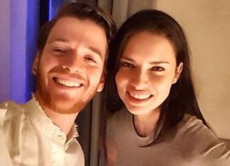 Ayrıldıkları yönünde haberler çıkan ünlü model Adriana Lima, sevgilisi Metin Hara'yla fotoğrafını "Kral" ve "Kraliçe" notuyla paylaştı.