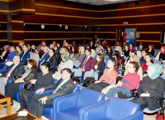 Alanya Sosyal Hizmet Merkezi Müdürlüğü ile Alanya Alaaddin Keykubat Üniversitesi (ALKÜ) işbirliğinde '8 Mart Dünya Kadınlar Günü'ne özel 'Kadın ve Medya' konulu söyleşi gerçekleştirildi.
