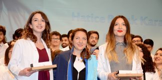 Alanya Alaadin Keykubat Üniversitesi (ALKÜ) Tıp Fakültesi, 14 Mart Tıp Bayramı kutlaması ve hekim adayı öğrencileri için Önlük Giyme Töreni gerçekleştirdi.