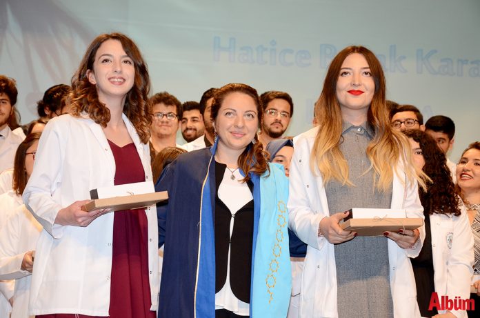 Alanya Alaadin Keykubat Üniversitesi (ALKÜ) Tıp Fakültesi, 14 Mart Tıp Bayramı kutlaması ve hekim adayı öğrencileri için Önlük Giyme Töreni gerçekleştirdi. Alanya Alaadin Keykubat Üniversitesi (ALKÜ) Tıp Fakültesi, 14 Mart Tıp Bayramı kutlaması ve hekim adayı öğrencileri için Önlük Giyme Töreni gerçekleştirdi.