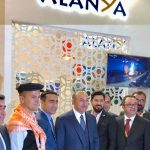 Rusya’da kapılarını açan ‘Uluslararası MITT Moskova Turizm Fuarı’nda Alanya standını Dışişleri Bakanı Mevlüt Çavuşoğlu ziyaret etti. Alanya standını ziyaret eden bir başka isim Rusların Tarkan’ı AvraamRusso da objektiflere poz verdi.