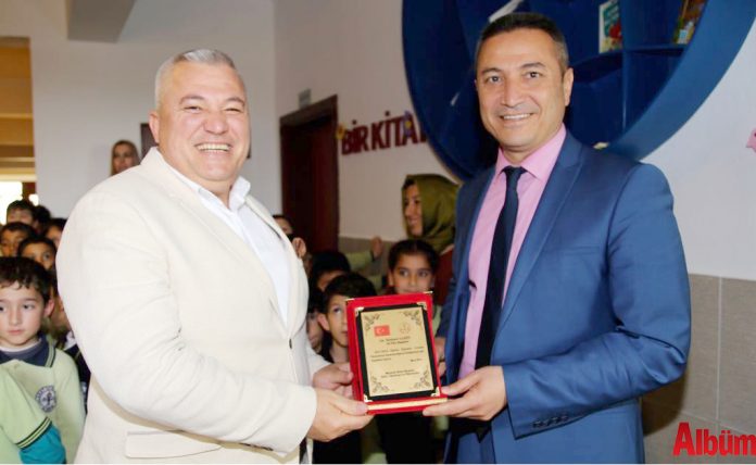 ALTSO Başkanı Mehmet Şahin tarafından yaptırılan Melahat Seher İlkokulu Kütüphanesi'nin açılışı gerçekleştirildi. Açılış sonrası ALTSO Başkanı Mehmet Şahin'e eğitime verdiği desteklerden dolayı plaket takdim edildi. ALTSO Başkanı Mehmet Şahin tarafından yaptırılan Melahat Seher İlkokulu Kütüphanesi'nin açılışı gerçekleştirildi. Açılış sonrası ALTSO Başkanı Mehmet Şahin'e eğitime verdiği desteklerden dolayı plaket takdim edildi.