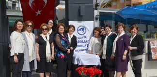 Alanya Kadınları Yardımlaşma Derneği Başkanı Nurcan Okan ve Yönetim Kurulu Üyeleri hep birlikte hatıra fotoğrafı çektirdi.
