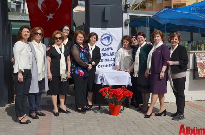 Alanya Kadınları Yardımlaşma Derneği Başkanı Nurcan Okan ve Yönetim Kurulu Üyeleri hep birlikte hatıra fotoğrafı çektirdi.