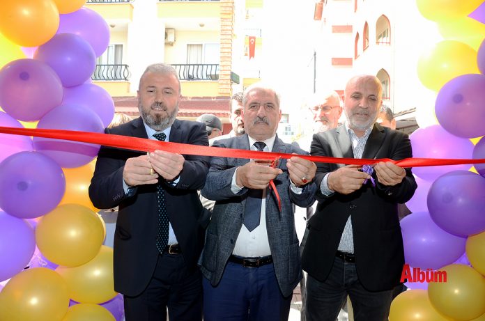 Purple Cafe renkli bir açılışla hizmete başladı. İşletmenin açılış törenine Aytemiz Alanyaspor Kulüp Başkanı Hasan Çavuşoğlu ile birçok oda başkanı da katıldı. Purple Cafe renkli bir açılışla hizmete başladı. İşletmenin açılış törenine Aytemiz Alanyaspor Kulüp Başkanı Hasan Çavuşoğlu ile birçok oda başkanı da katıldı.