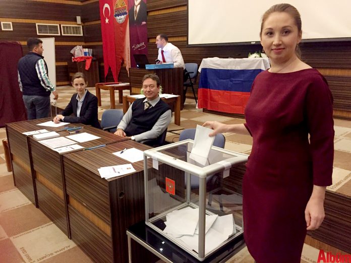 Alanya’daki yerleşik Ruslar, Rusya Devlet Başkanlığı seçimi için oy kullanıyor.