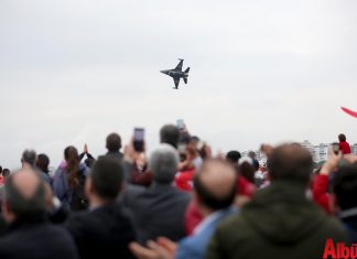 Antalya’nın fethinin 811’nci yılı muhteşem etkinliklerle kutlanıyor. Dışişleri Bakanı Mevlüt Çavuşoğlu ve Diriliş Oyuncularının da katıldığı Fetih yürüyüşü ile başlayan kutlamalarda mehteran, oratoryo, okçuluk, kılıç- kalkan ve davul gösterileriyle fetih coşkusu yaşandı.
